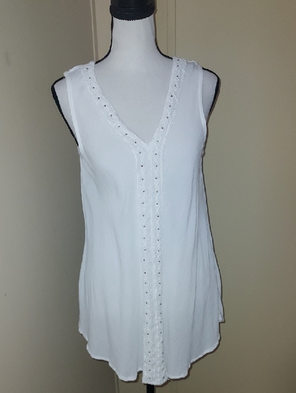 Raya Sun White  V-Neck Sleeveless Tunic